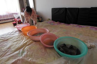 鸡东楼上漏水，住户失联，小区没物管，业主维权难！律师来支招……